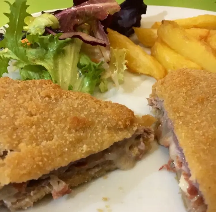 Cachopo asturiano abierto con relleno en El Chigrín Granada
