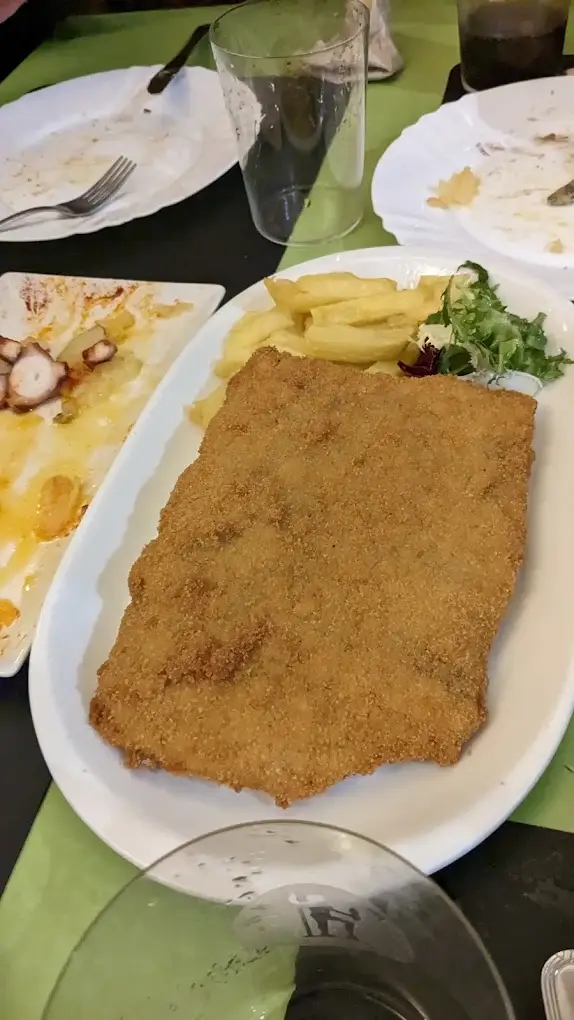 Cachopo XL servido con patatas en El Chigrín Granada