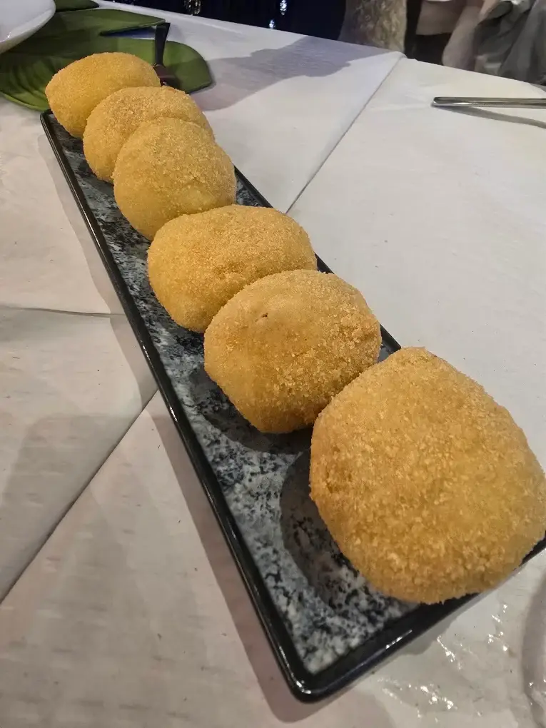 Croquetas artesanas servidas en Restaurante El Chigrín